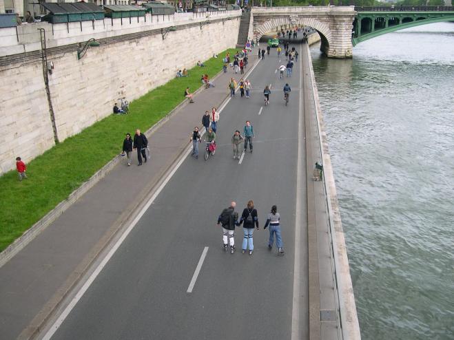 promeneurs à pied, à vélo ou à rollers sur les voies sur berge